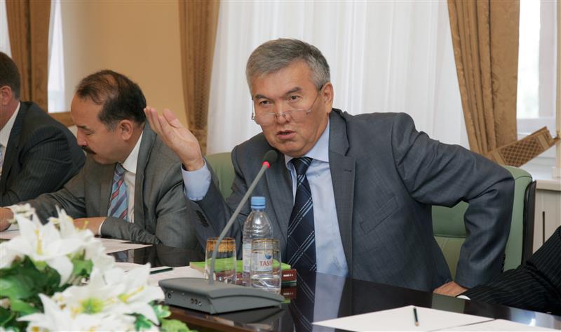 Rahman Alshanov at a meeting of the Presidium of the Kazakh National University Alumni Association, 24.09.2009