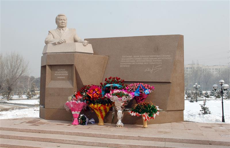 Monument U.A. Joldasbekov from the KazNU Association of graduates 