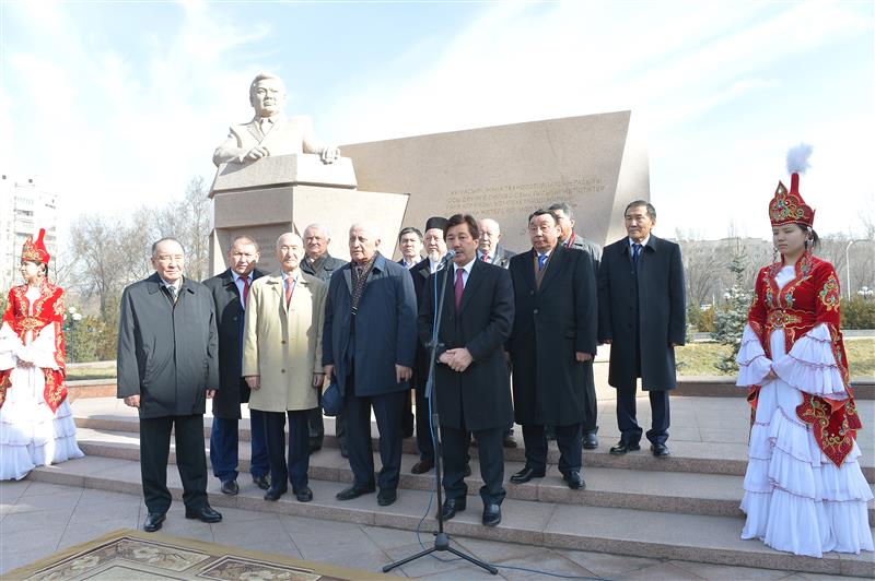 Speech by the rector, academician Galimkair Mutanovich Mutanov laying flowers at the monument to U.A.Dzholdasbekov, March 1, 2016