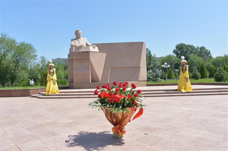 Monument to U.A. Joldasbekov was erected by the Association of Alumni of KazNU