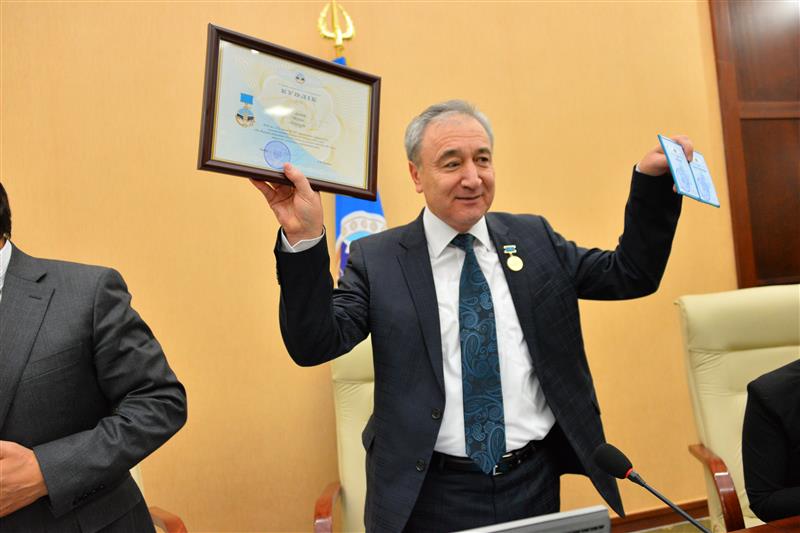 Академик Жарменов Абдурасул Алдашевич награжден медалью КазНУ  к 80-летию университета
