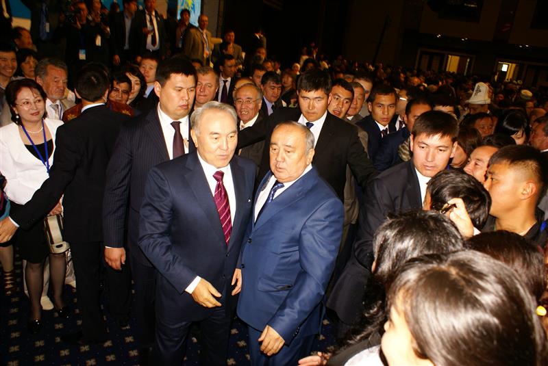 Н.Ә. Назарбаев және Т.А. Мамашев IV дүниежүзілік қазақтар құрылтайы  делегаттары арасында,  2011 ж. 