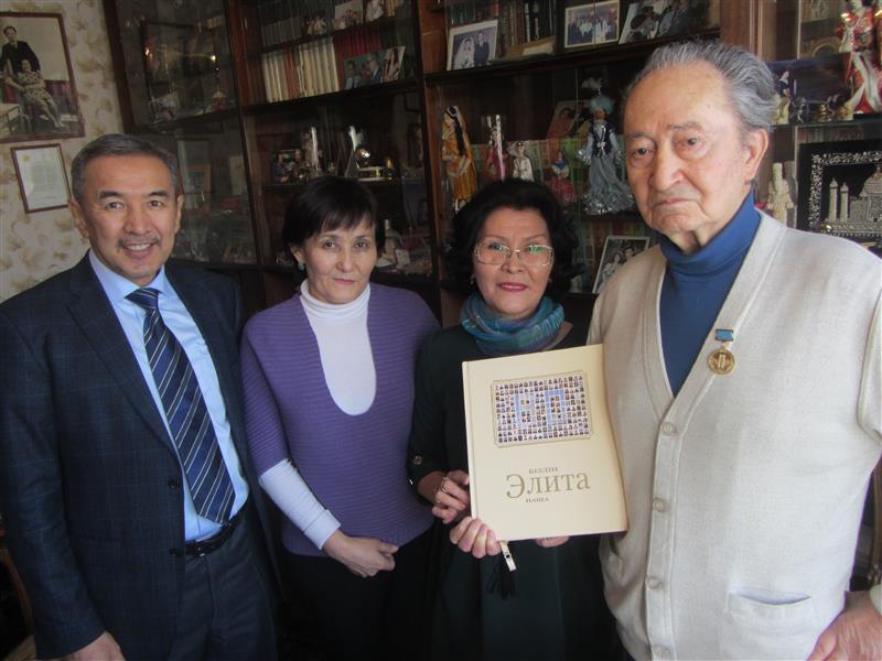 Sultan Suleymenovich Zhienbaev handed the book of the outstanding graduates of Kazakh National University 