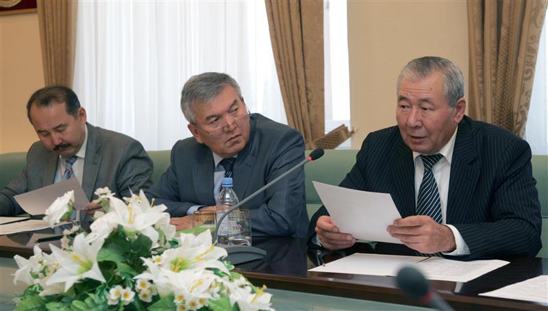 Kuralbek Sadibaevich Kulazhanov at a meeting of the Presidium of the Kazakh National University Alumni Association, 24.09.2009