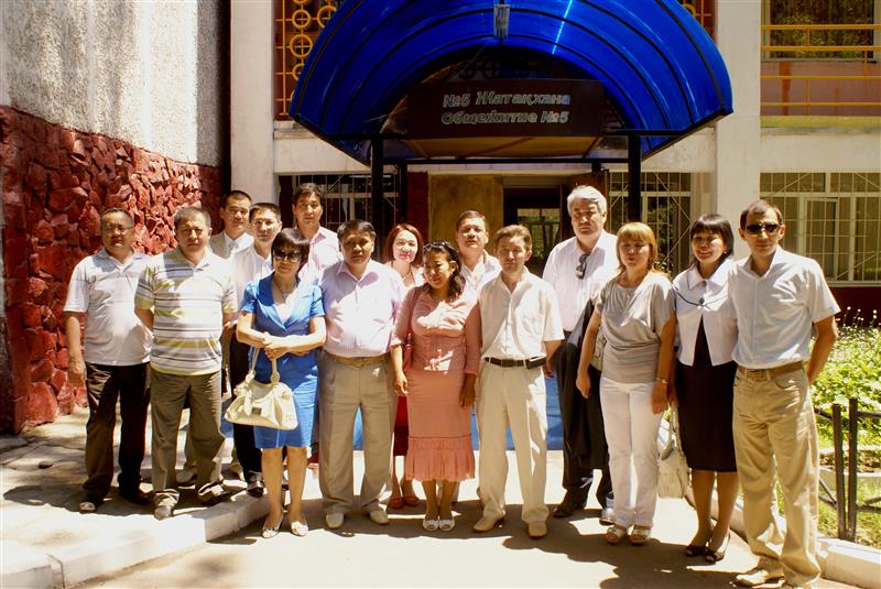 Журналистика факультететінің 1989 жылғы түлектері, ыстық ұя –ЖурФак жатаханасы жанында