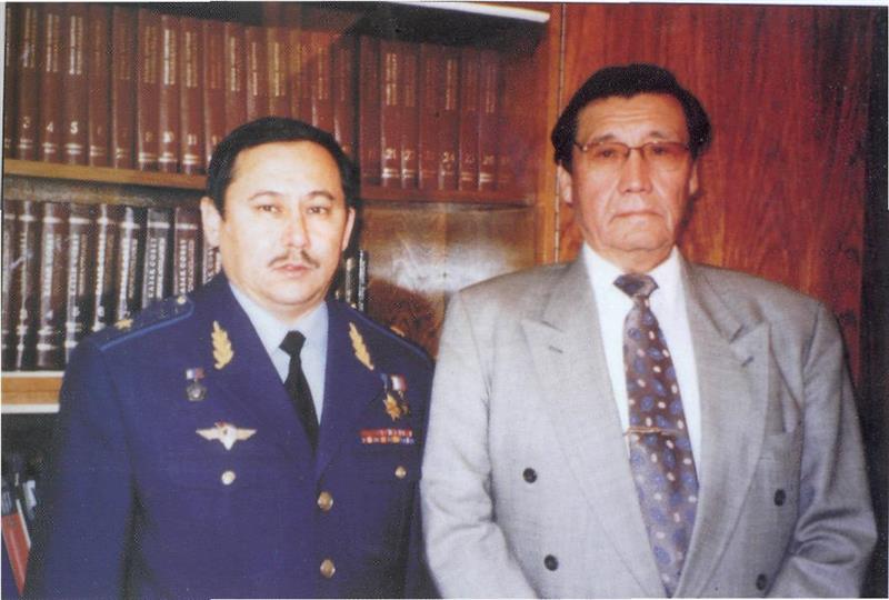 Президент Академии наук Умирзак Султангазин и космонавт Талгат Мусабаев