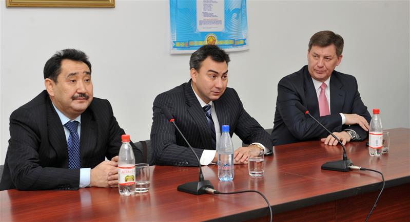A graduate of the Faculty of Law Karagusov Farhad Sergeevich (center)