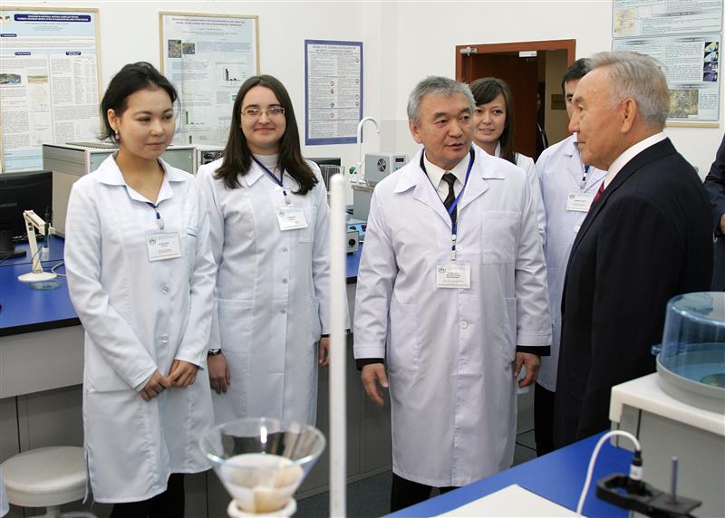 ҚазҰУ бірінші проректоры Мұхамбетқали Бүркітбаев Президент Н.Ә. Назарбаевқа лабораториядағы жұмыс туралы есеп беріп жатқан сәті