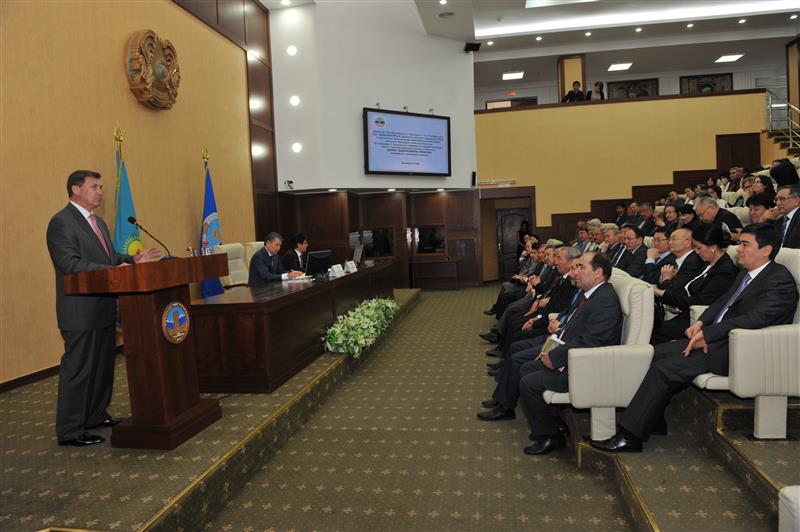 На заседании Президиума Ассоциации выпускников выступает Даулет Байдельдинов, 8 апреля 2013 г.